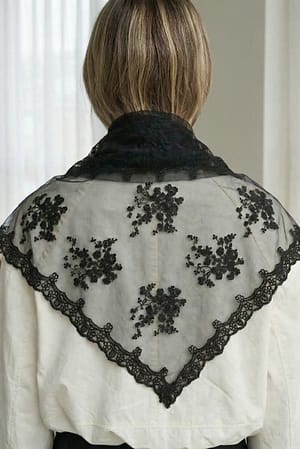 Black Pañuelo de encaje triangular