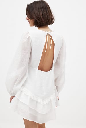 Cream Vestido mini con volantes y ribete de encaje