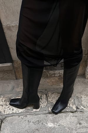 Black Lederstiefel mit eckiger Zehenpartie