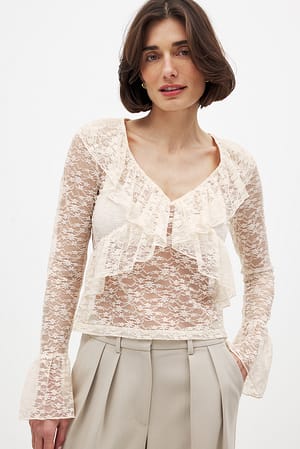 Cream Top met lange mouwen, ruches en kant