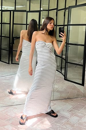 Black Stripe Maxi-Röhrenkleid mit Drehung vorne
