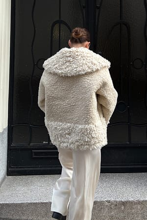 Offwhite Jakke i fuskepels
