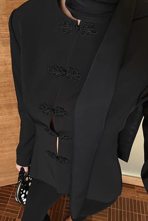 Black Blazer med knapdetalje og markant talje
