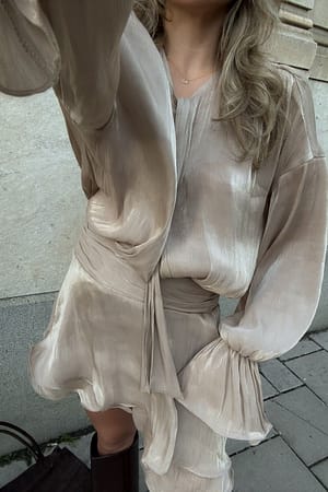 Beige Vestido mini con volantes y cintura con volantes