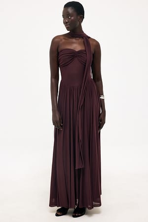 Brown Robe longue avec écharpe en tulle