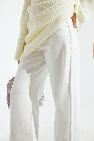 White Distressed-Jeans mit mittlerer Taille und Nahtdetail