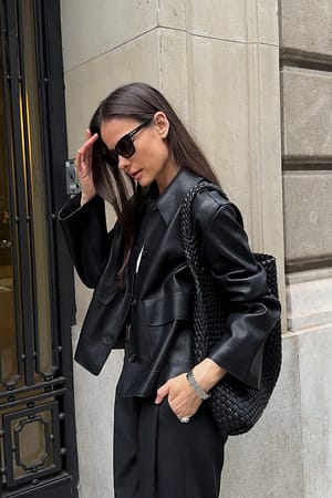 Black kurze Kunstlederjacke mit Knopfdetail