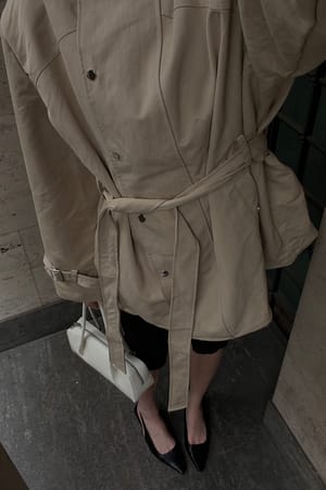 Beige kurzer Trenchcoat mit großen Schulterpolstern