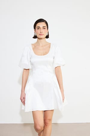 White Miniklänning med puffärmar och ryschdetalj