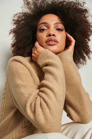 Beige Rundhals-Strickpullover mit Zopfmuster