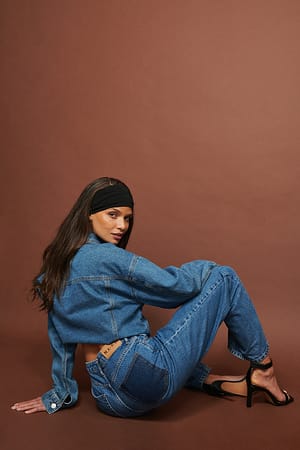 Mid Blue Denim med hög midja och kontrastficka