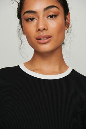 Black Ribbet top med kontrast