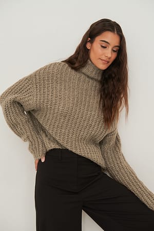 Light Brown Kurzer hochgeschnittener Strickpullover