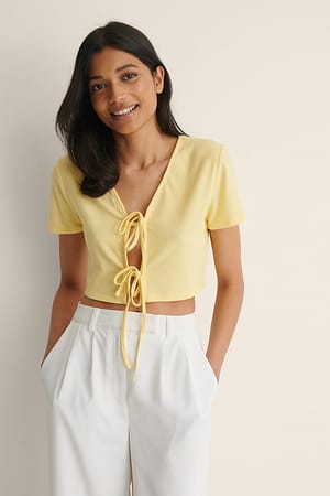 Light Yellow Top de manga corta con doble nudo