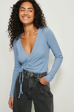 Dusty Blue Gewickeltes Top mit Kordelzug-Detail