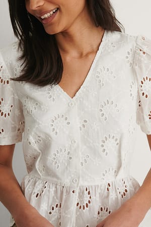 White Organische Anglaise-Bluse mit Rüschen