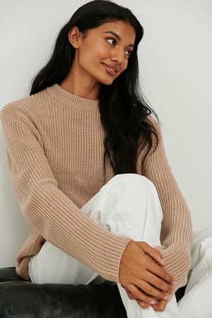 Beige Strikkegenser med rund hals