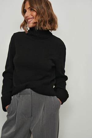 Black Pullover mit hohem Ausschnitt und gefalteten Ärmeln