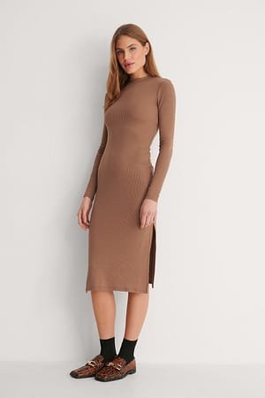 Brown Kleid mit hohem Kragen und Schlitz