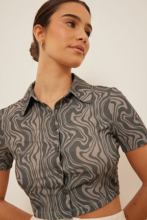 Swirl Print Top con detalle de botón