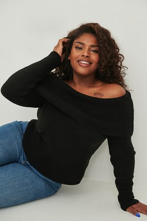 Black Strikket off shoulder genser med folder