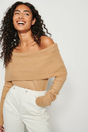 Beige Pull en tricot à épaules dénudées avec repli à l’encolure
