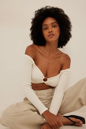 Offwhite Top uden skuldre og med ringdetalje