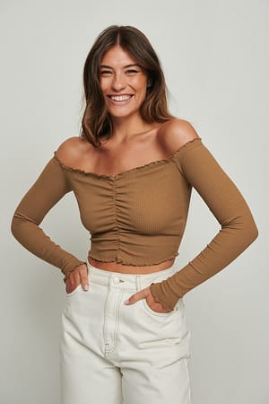 Dark Beige Geripptes schulterfreies Oberteil mit Rüschen