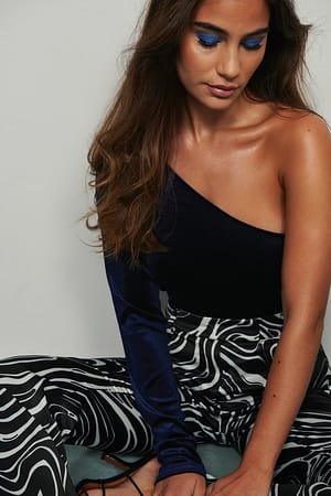 Dark Blue Top i fløjl og med ét ærme