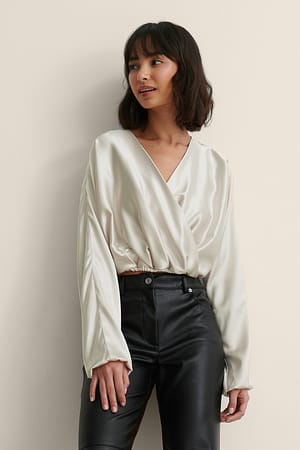 Offwhite Recycled omlottblus i satin