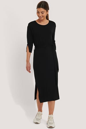 Black Kleid Mit Seitlichem Schlitz Und Gürteldetail