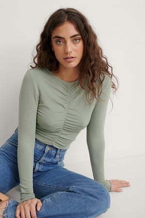Khaki Top acanalado con volantes