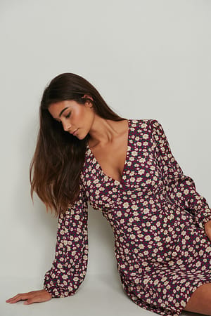 White/Red Flower Mini-jurk met v-hals