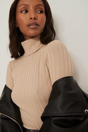 Beige Top ancho acanalado de manga larga y cuello alto
