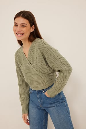 Light Khaki Recycelter Strickpullover im Zopfmuster mit Wickeldetail