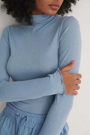 Dusty Blue Recycled topp med detaljer