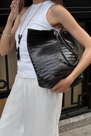 Black Vevd toteveske i skinn