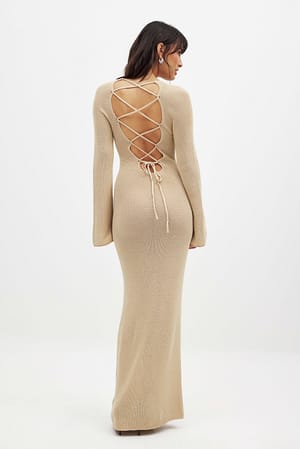 Beige Strick-Maxikleid mit Spitzenbesatz und offenem Rücken