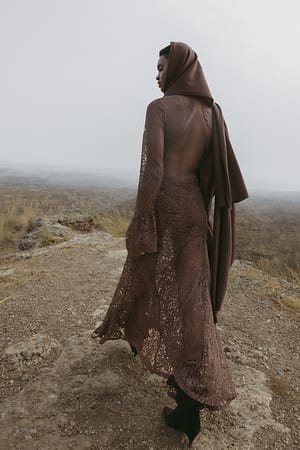 Brown Vestido midi de encaje con espalda abierta