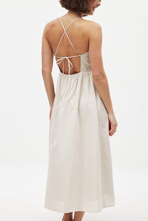 Beige Midikleid mit Rückenausschnitt und Schnürdetail