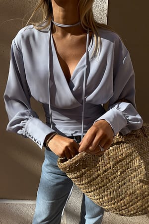 Light Blue Overlappende blouse met strik in de nek