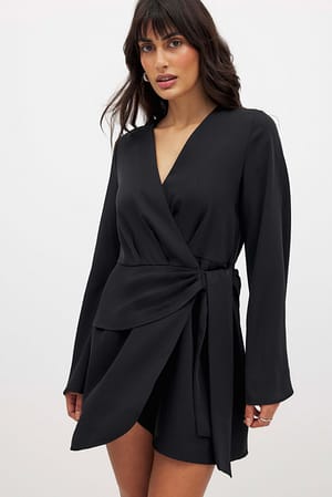 Black Minikleid mit überlappendem Wickelausschnitt