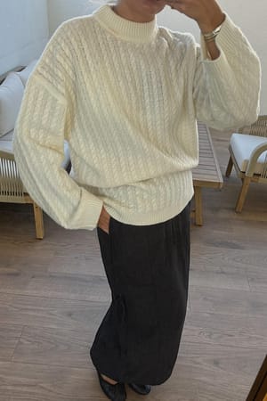 Offwhite Oversized kabelstrikket genser i ull