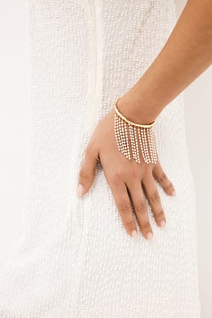 Gold hängendes Armband mit Perlendetail