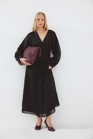 Black Robe mi-longue plissée à la taille et à l'encolure en V