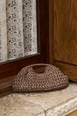 Brown Clutch i raffia