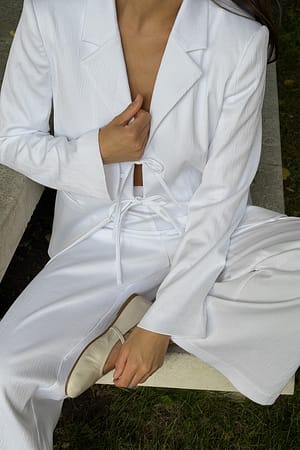 White Blazer structuré classique à nouer sur le devant