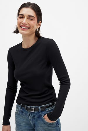 Black Ribbet top med lange ærmer og rund hals
