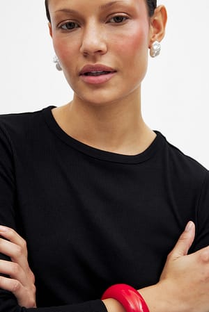 Black Ribbet top med lange ærmer og rund hals