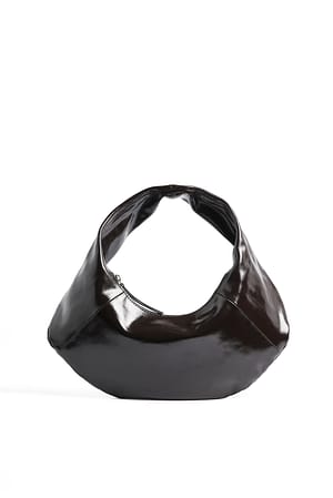 Leather Brown Tasche aus glänzendem Leder mit abgerundeter Form